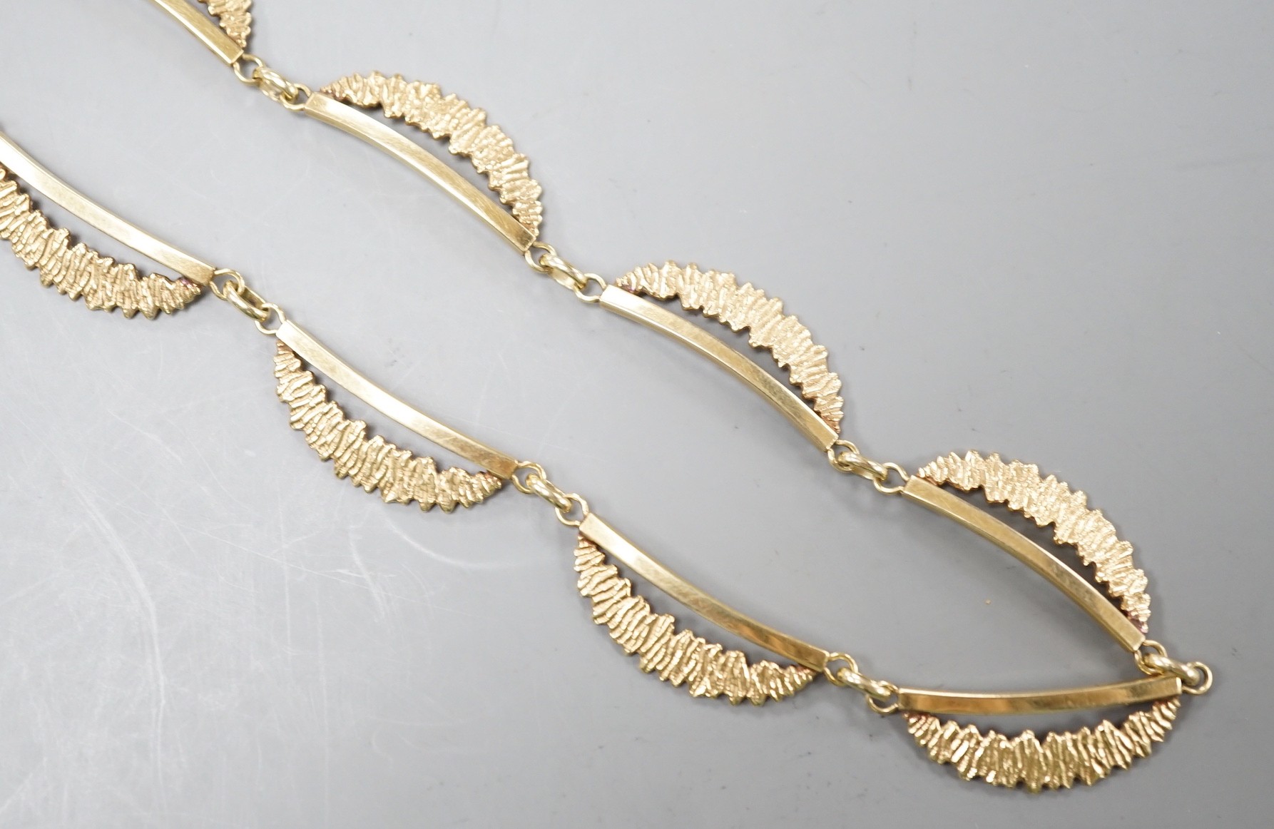 A 1960's part textured 9ct gold fringe necklace, 39cm, 14.1 grams.